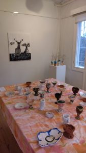 Oppilaiden savi- ja muita töitä oli esillä runsain mitoin