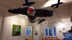 Oppilaiden teoksia roikkui jopa katosta