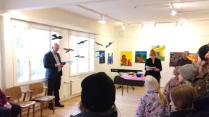 Kaupunginjohtaja Juha Jokitalo, vastaava opettaja Tiia Karjalainen ja opettaja Antti Raitala näyttelyn avajaisissa